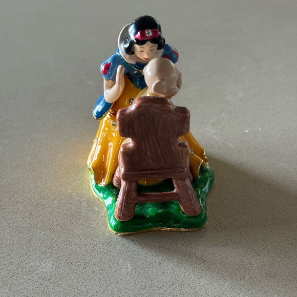 RARE Disney Collectible Snow White Kissing Dopey (standing on stool). Pristine - Picture 6 of 10